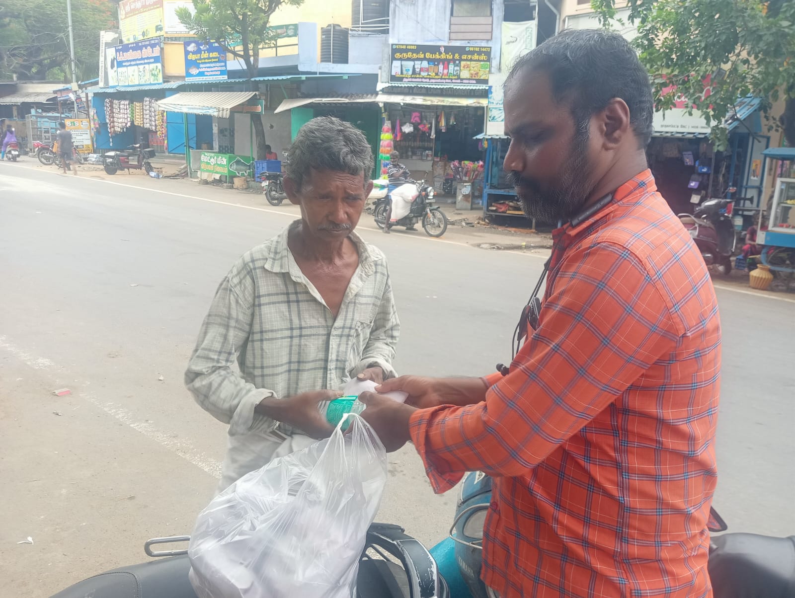 V.மதுரவேலனின் & பாலாஜி பிறந்தநாளை முன்னிட்டு Flowrish Foundation சார்பில் 100 நபர்களுக்கு அன்னதானம் | 30.08.2026 | Salem