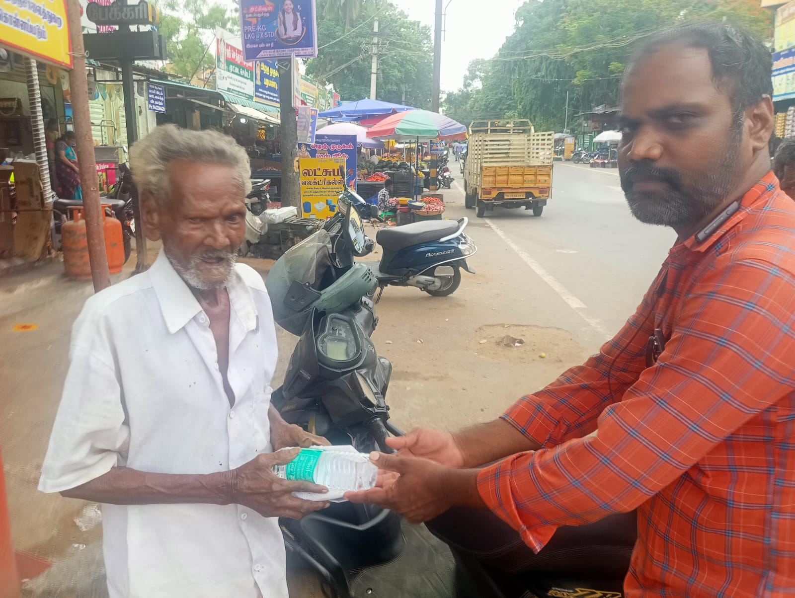 V.மதுரவேலனின் & பாலாஜி பிறந்தநாளை முன்னிட்டு Flowrish Foundation சார்பில் 100 நபர்களுக்கு அன்னதானம் | 30.08.2026 | Salem