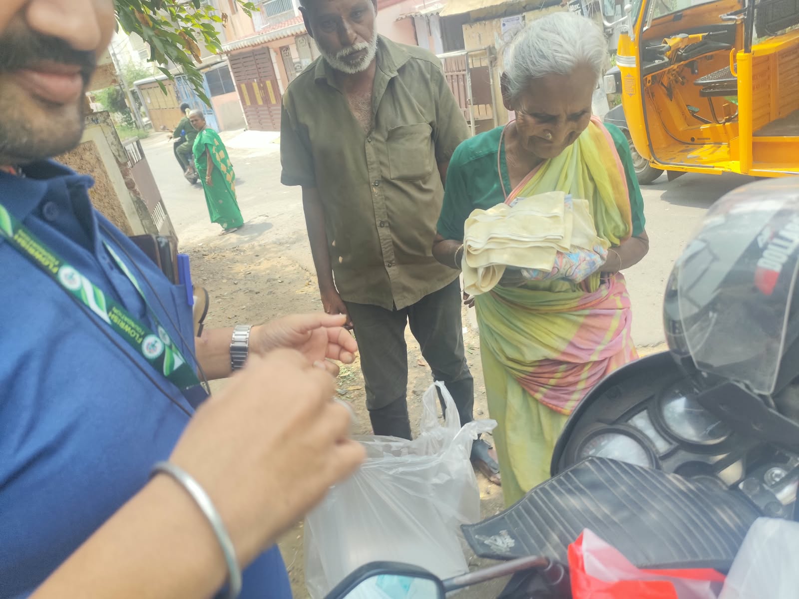 தமிழரசி அம்மா அவர்களின் 2ஆம் ஆண்டு நினைவு நாளை முன்னிட்டு, 12.10.2026 அன்று அன்னதானம் மற்றும் வஸ்திர தானம் வழங்கப்பட்டது.