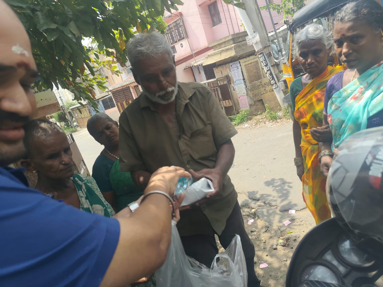தமிழரசி அம்மா அவர்களின் 2ஆம் ஆண்டு நினைவு நாளை முன்னிட்டு, 12.10.2026 அன்று அன்னதானம் மற்றும் வஸ்திர தானம் வழங்கப்பட்டது.