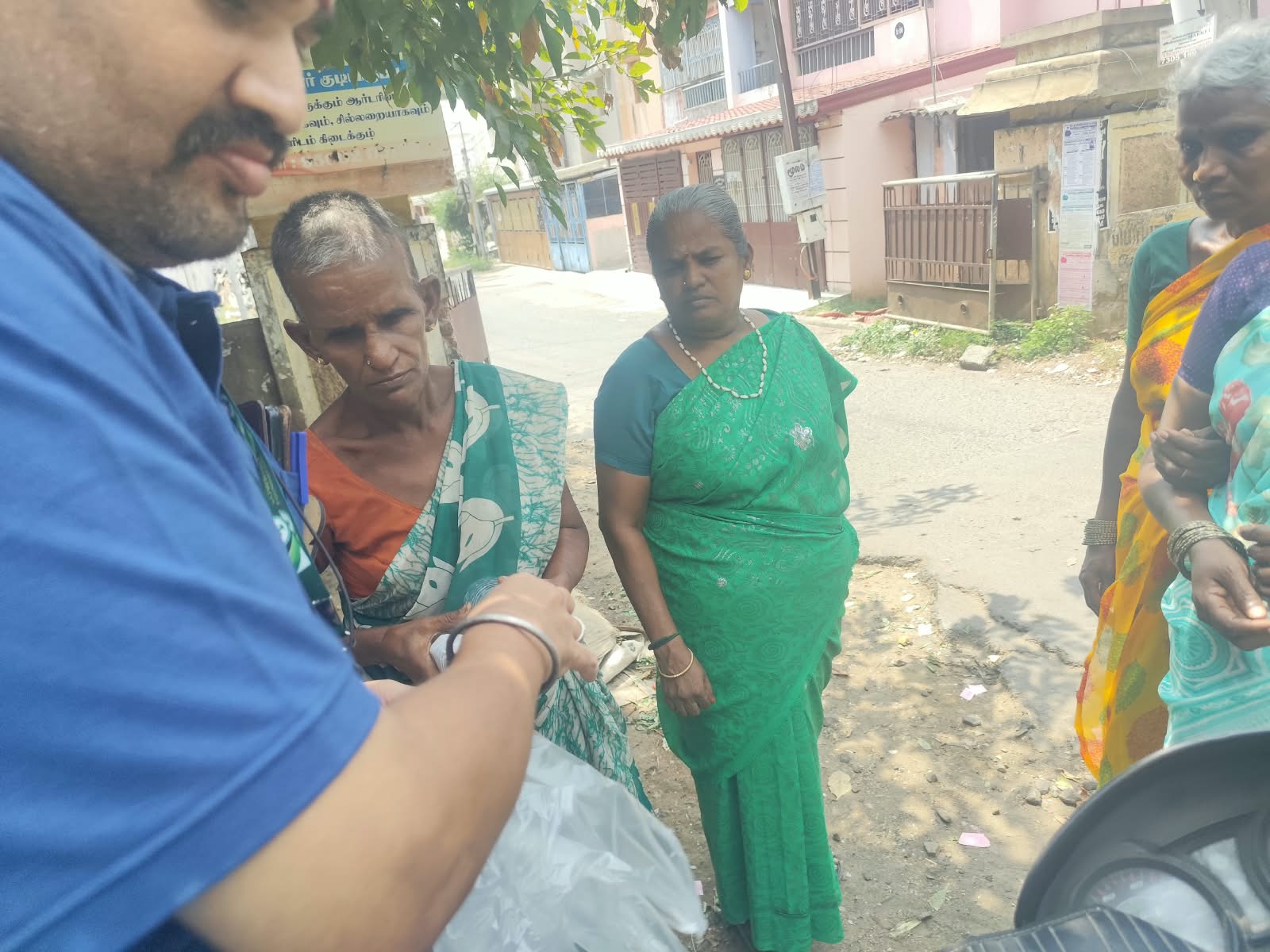 தமிழரசி அம்மா அவர்களின் 2ஆம் ஆண்டு நினைவு நாளை முன்னிட்டு, 12.10.2026 அன்று அன்னதானம் மற்றும் வஸ்திர தானம் வழங்கப்பட்டது.