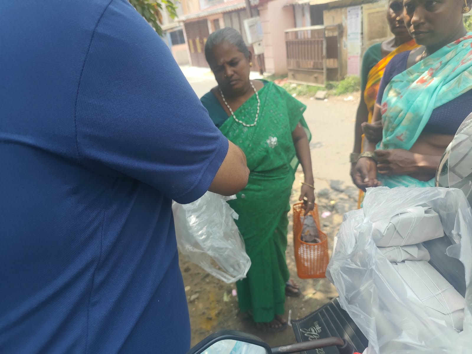 தமிழரசி அம்மா அவர்களின் 2ஆம் ஆண்டு நினைவு நாளை முன்னிட்டு, 12.10.2026 அன்று அன்னதானம் மற்றும் வஸ்திர தானம் வழங்கப்பட்டது.