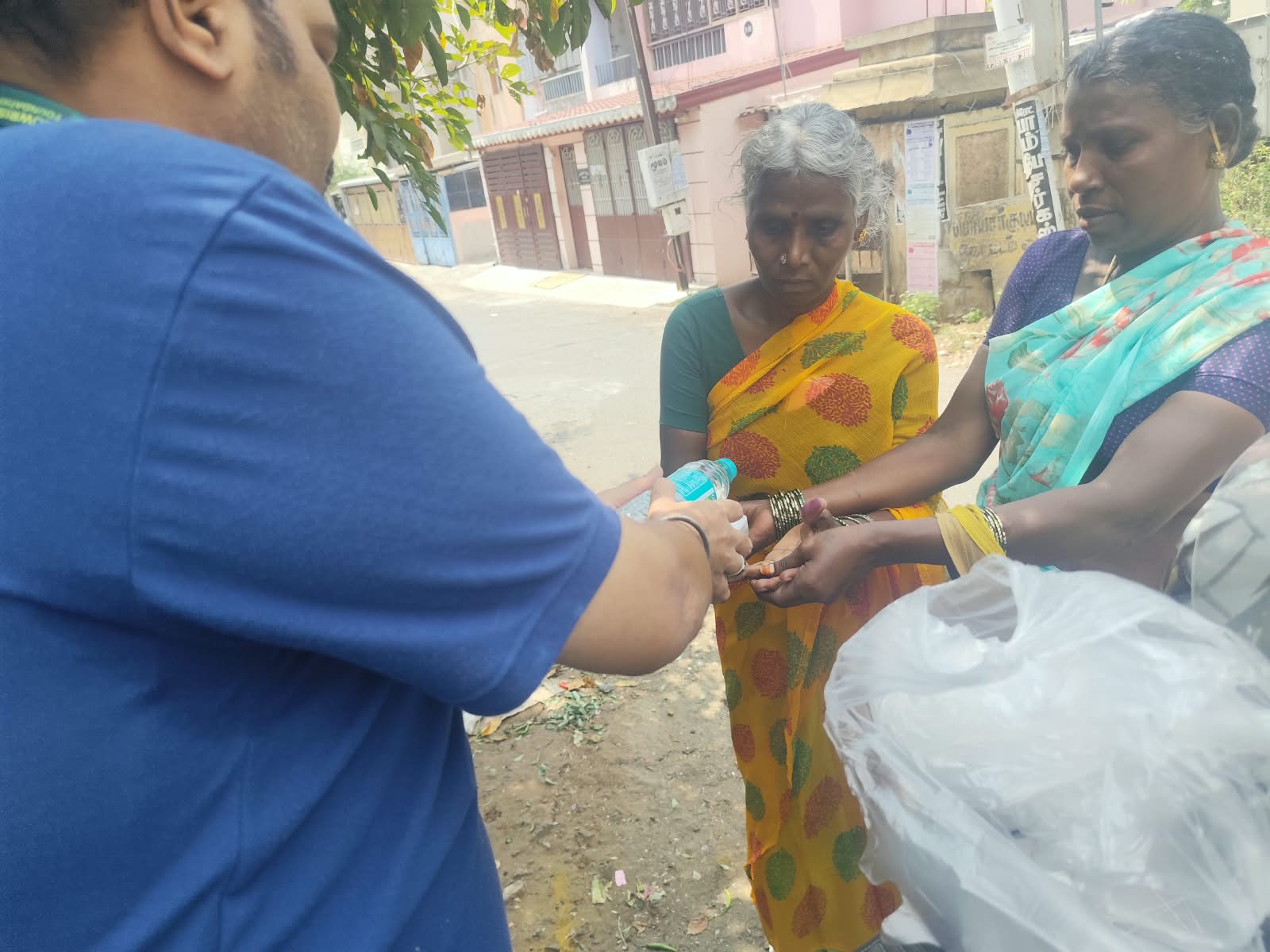 தமிழரசி அம்மா அவர்களின் 2ஆம் ஆண்டு நினைவு நாளை முன்னிட்டு, 12.10.2026 அன்று அன்னதானம் மற்றும் வஸ்திர தானம் வழங்கப்பட்டது.