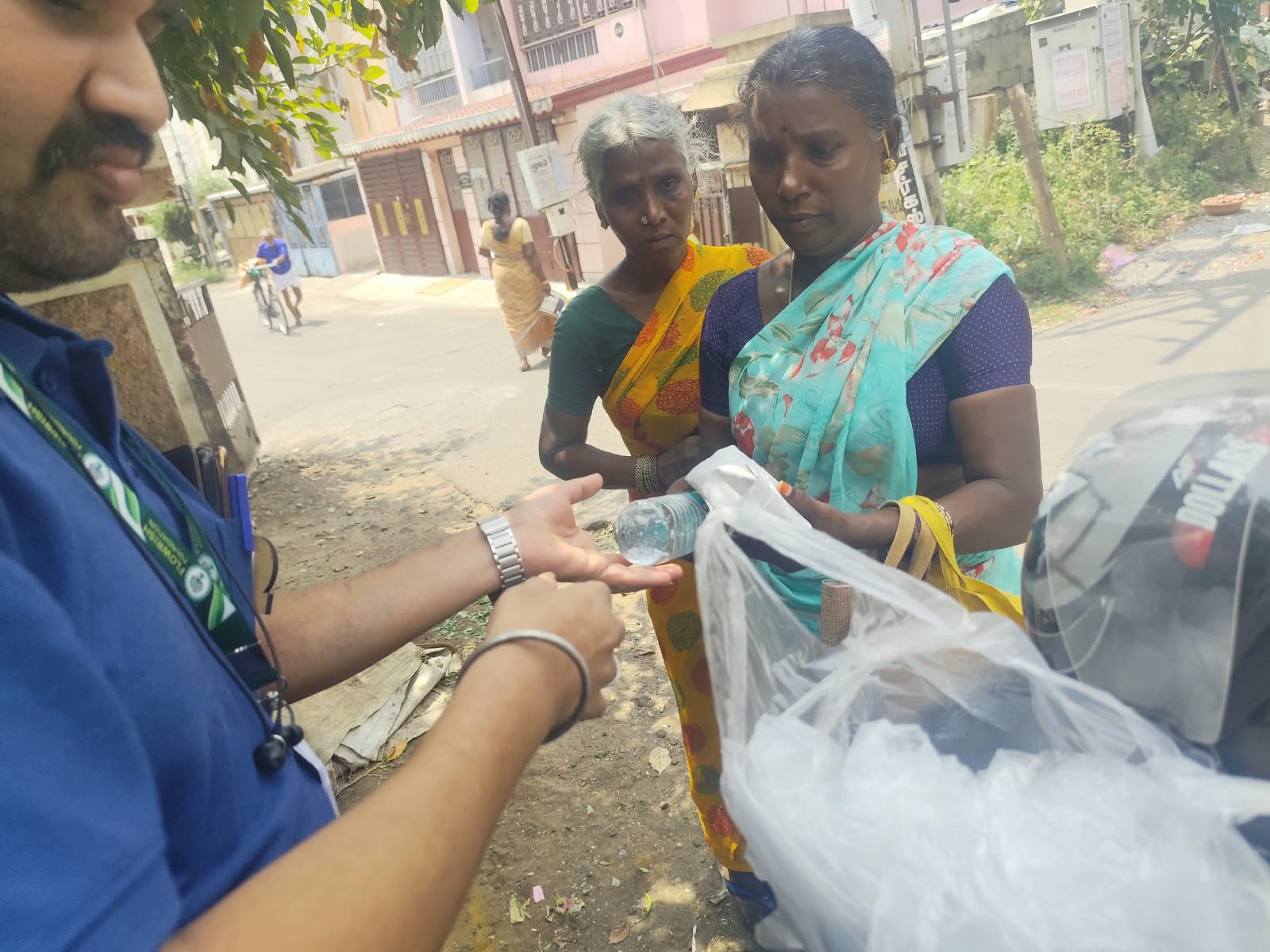 தமிழரசி அம்மா அவர்களின் 2ஆம் ஆண்டு நினைவு நாளை முன்னிட்டு, 12.10.2026 அன்று அன்னதானம் மற்றும் வஸ்திர தானம் வழங்கப்பட்டது.