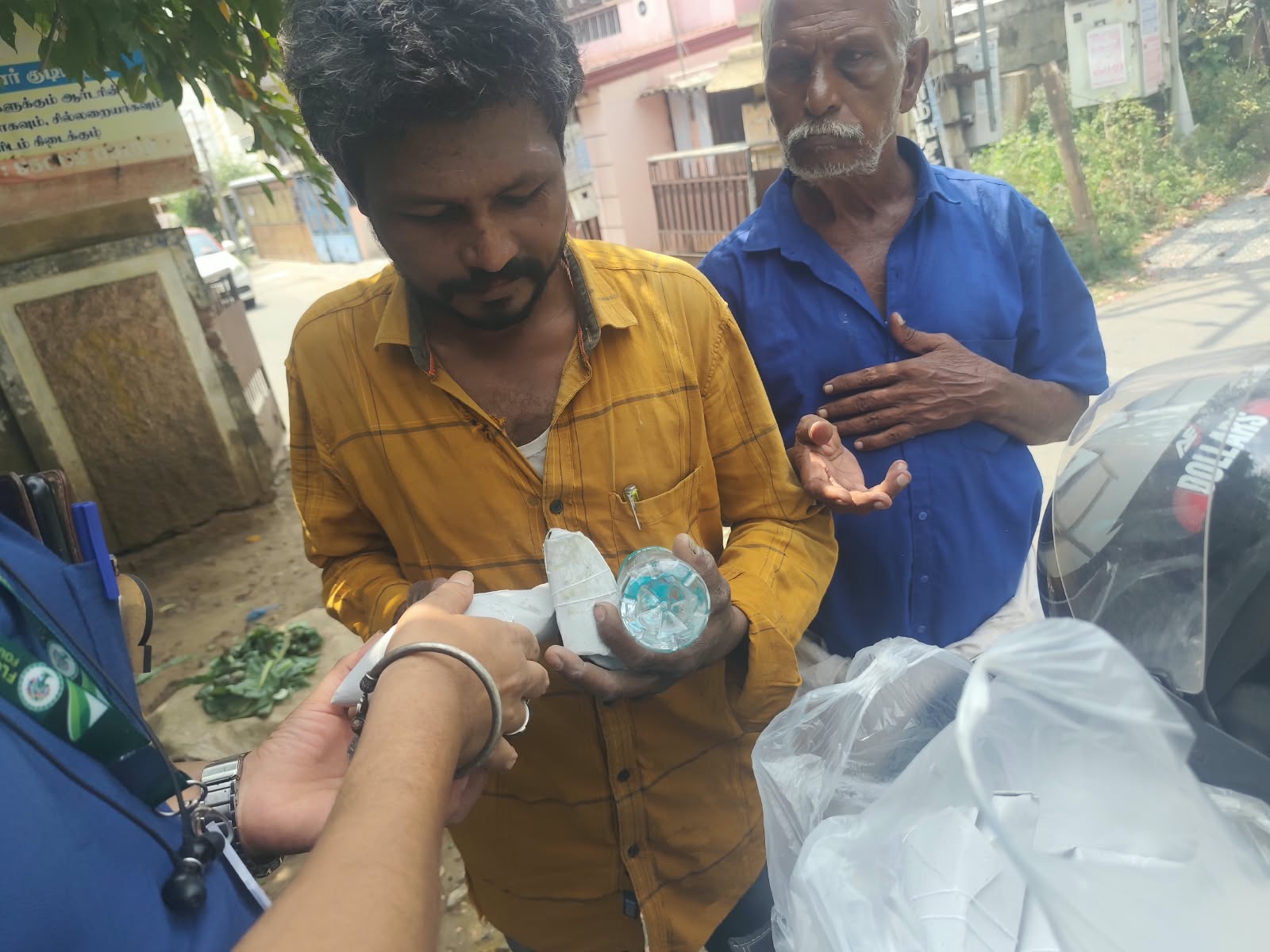 தமிழரசி அம்மா அவர்களின் 2ஆம் ஆண்டு நினைவு நாளை முன்னிட்டு, 12.10.2026 அன்று அன்னதானம் மற்றும் வஸ்திர தானம் வழங்கப்பட்டது.