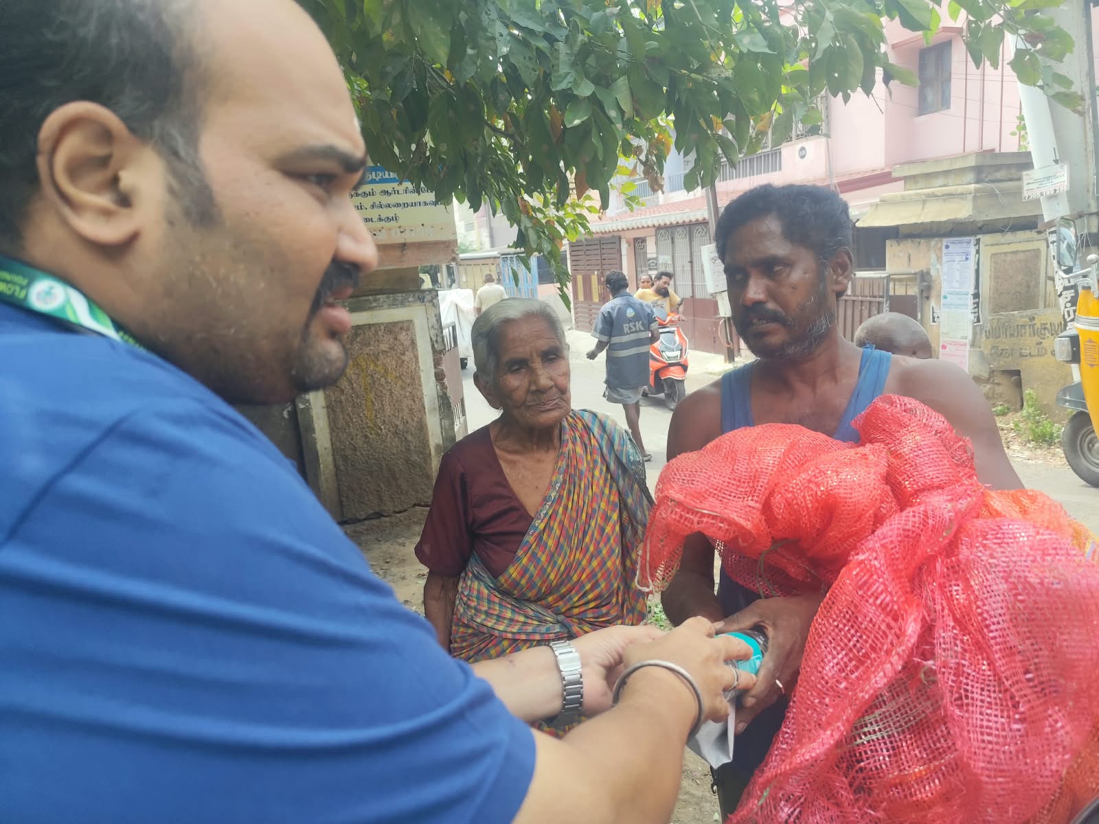 தமிழரசி அம்மா அவர்களின் 2ஆம் ஆண்டு நினைவு நாளை முன்னிட்டு, 12.10.2026 அன்று அன்னதானம் மற்றும் வஸ்திர தானம் வழங்கப்பட்டது.