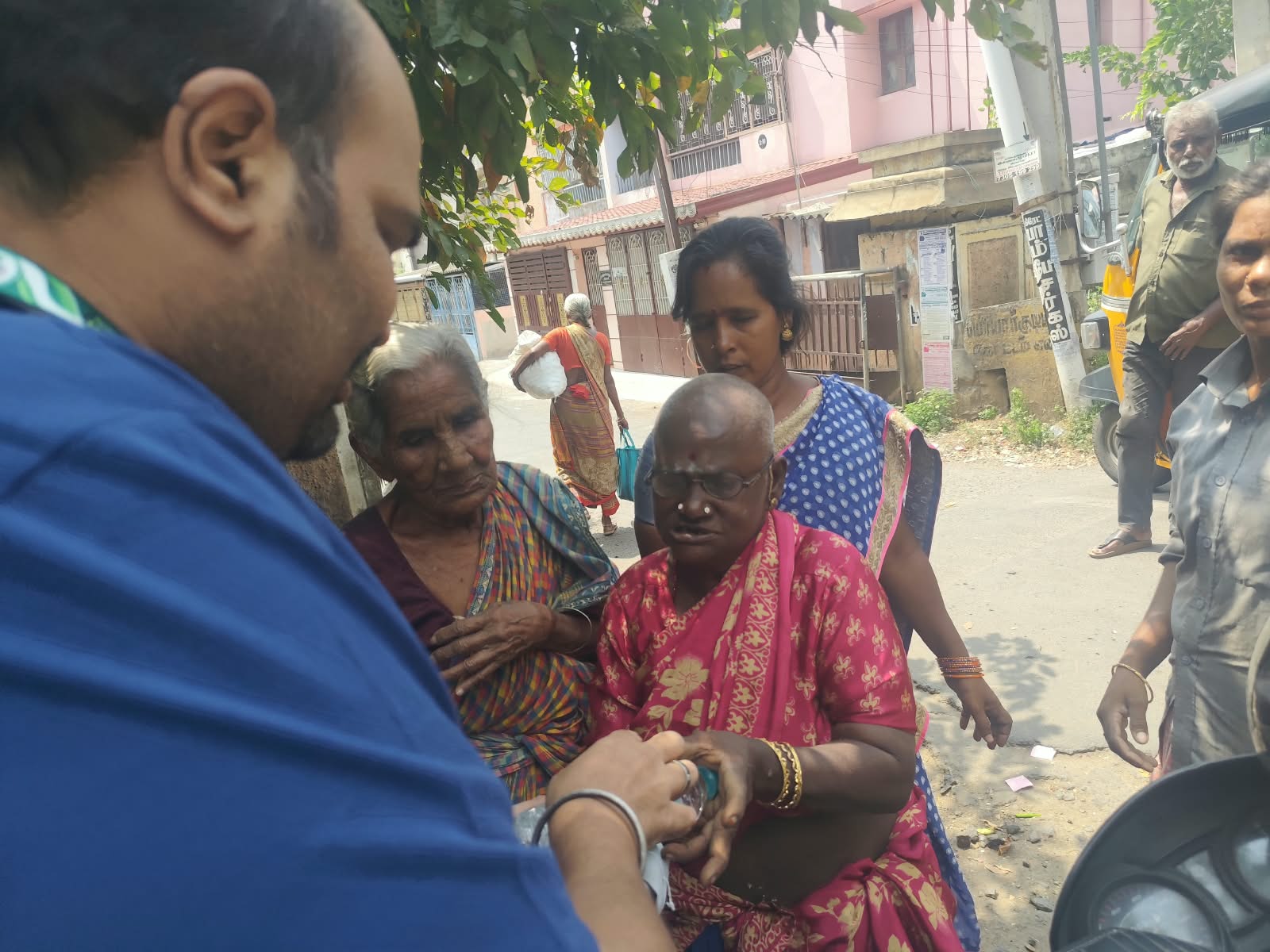 தமிழரசி அம்மா அவர்களின் 2ஆம் ஆண்டு நினைவு நாளை முன்னிட்டு, 12.10.2026 அன்று அன்னதானம் மற்றும் வஸ்திர தானம் வழங்கப்பட்டது.