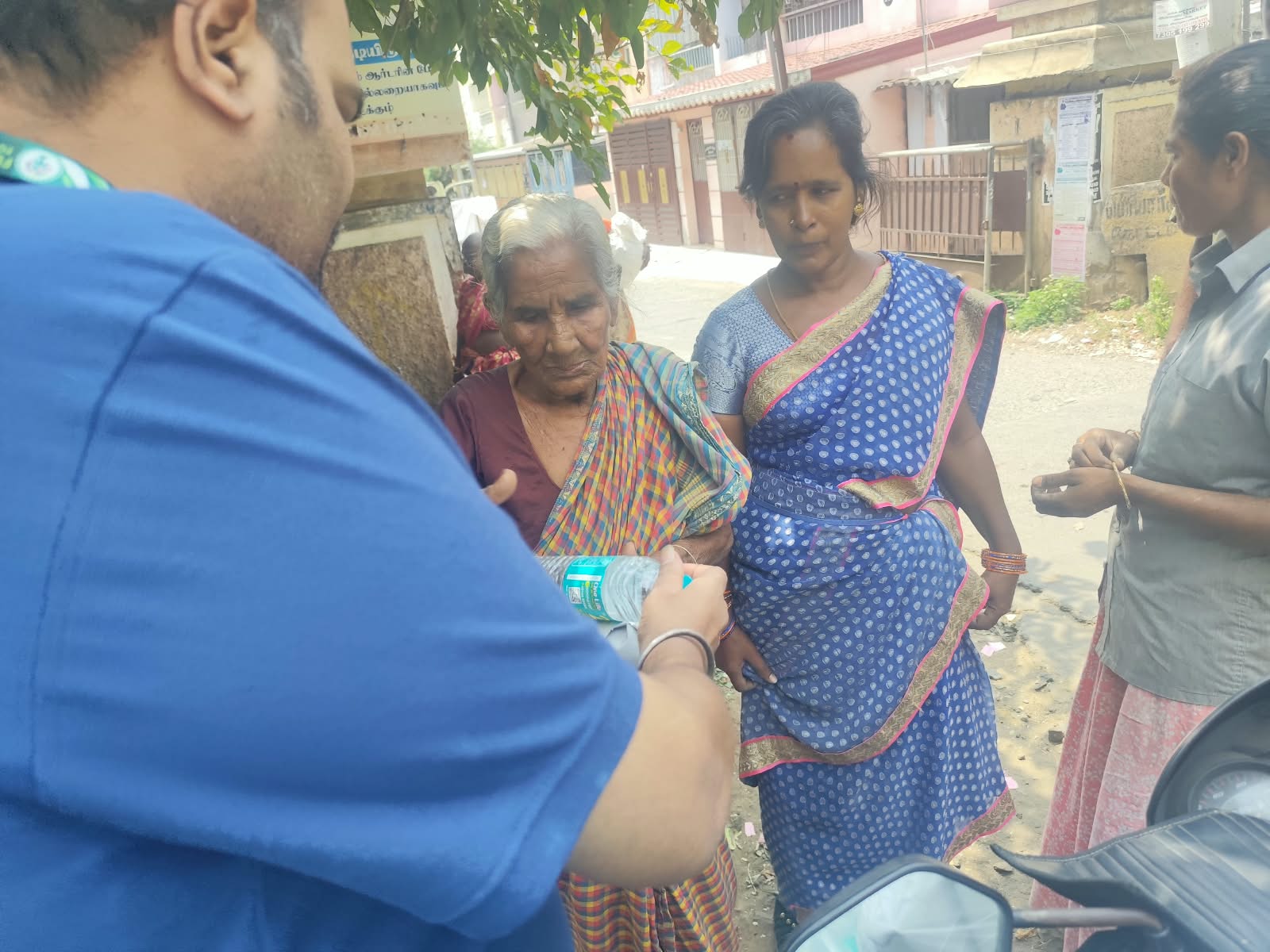 தமிழரசி அம்மா அவர்களின் 2ஆம் ஆண்டு நினைவு நாளை முன்னிட்டு, 12.10.2026 அன்று அன்னதானம் மற்றும் வஸ்திர தானம் வழங்கப்பட்டது.