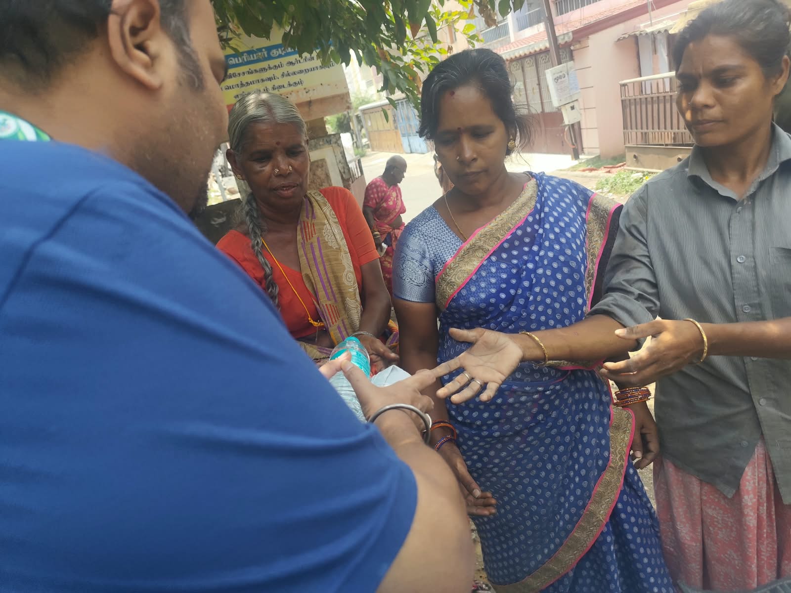 தமிழரசி அம்மா அவர்களின் 2ஆம் ஆண்டு நினைவு நாளை முன்னிட்டு, 12.10.2026 அன்று அன்னதானம் மற்றும் வஸ்திர தானம் வழங்கப்பட்டது.